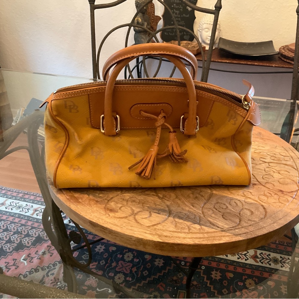 Beautiful satchel in great condition.Is an golden yellow golden